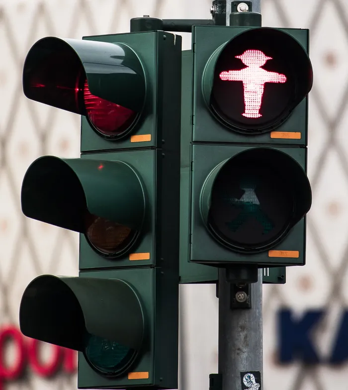 交通信号灯，交通信号灯，道路，小绿人，交通信号灯，交通信号灯，行人，红绿灯
