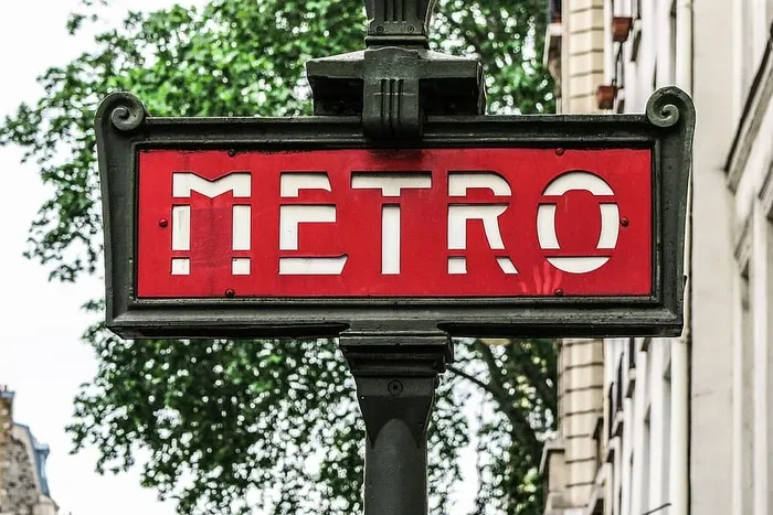 标牌上显示了在哪里可以找到法国巴黎的地铁站。更新的模板类型。