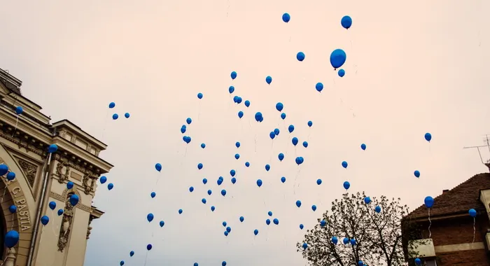 气球，蓝色，天空，空气，飞行，氦，蓝色，天空，户外