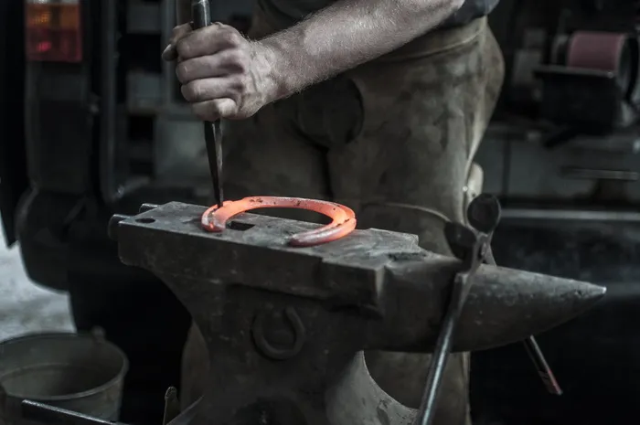 锻造马蹄铁的人，工匠，工作，马蹄铁，铁匠，金属，人，手
