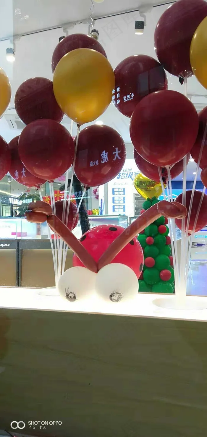 红黄梦幻风艺术气球造景实拍摄影图