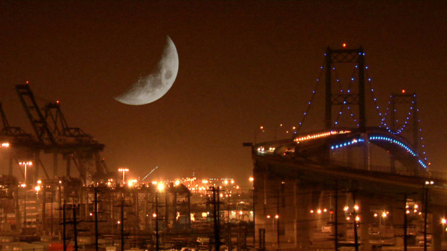美丽的城市夜景弯月高挂