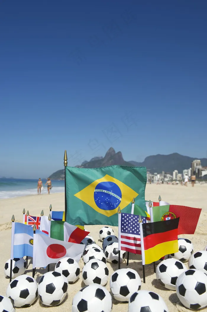 沙滩上的足球和各国旗帜