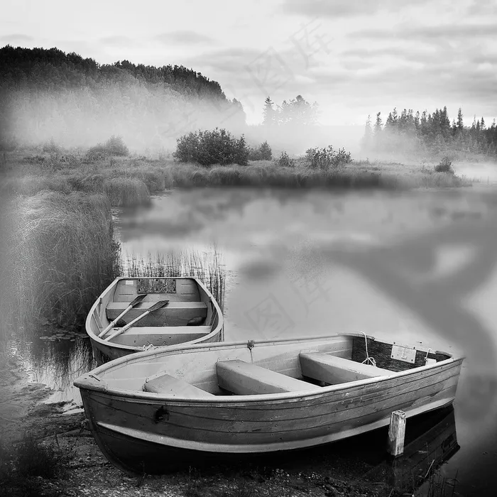 黑白风景画湖边小船