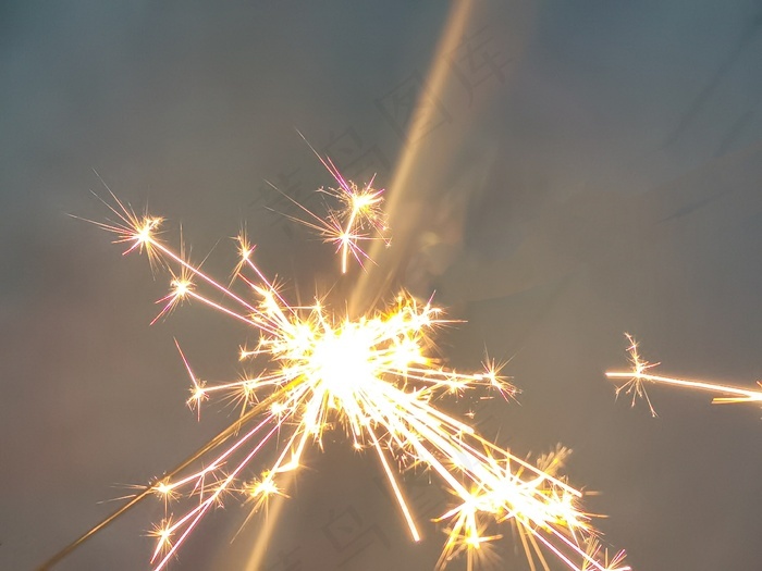 本素材作品名称为粉色仙女棒烟花唯美摄影图片,素材编号是1502589