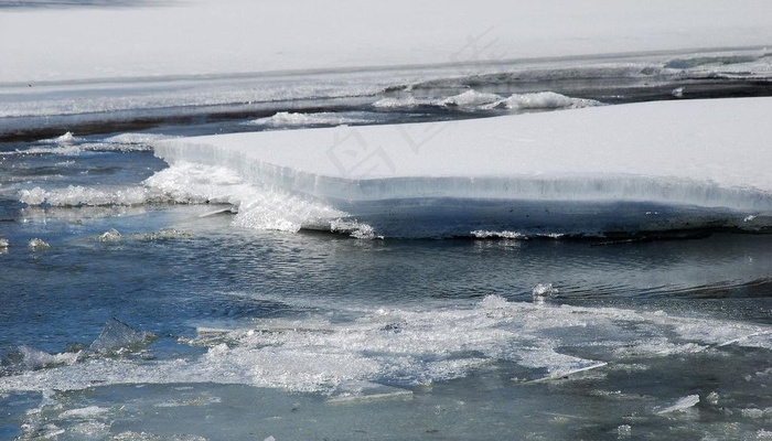 春天小河融化的冰层图片