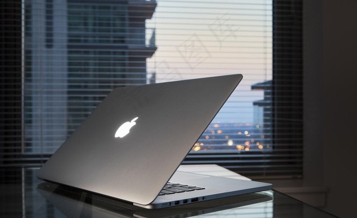 办公桌上的苹果笔记本图片