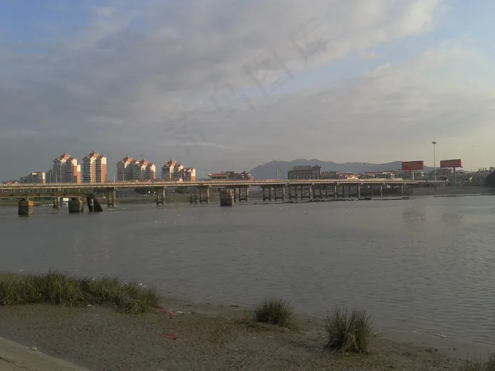 早晨阳光下的顺济新桥图片
