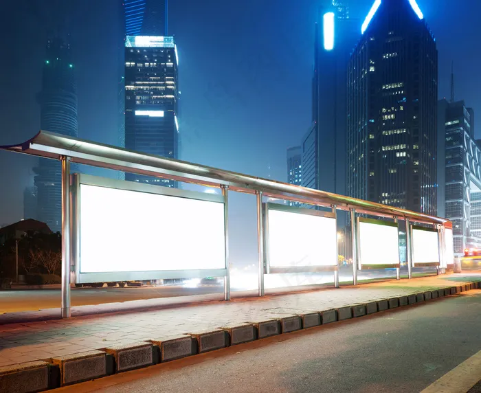 上海夜景与站台灯箱广告