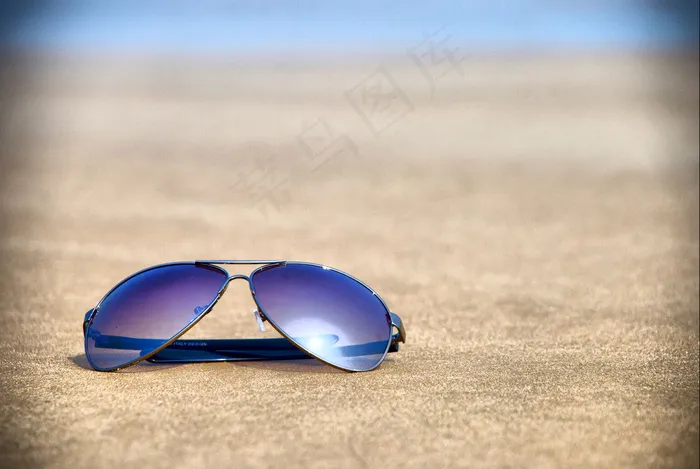 海滩 蓝天 墨镜图片