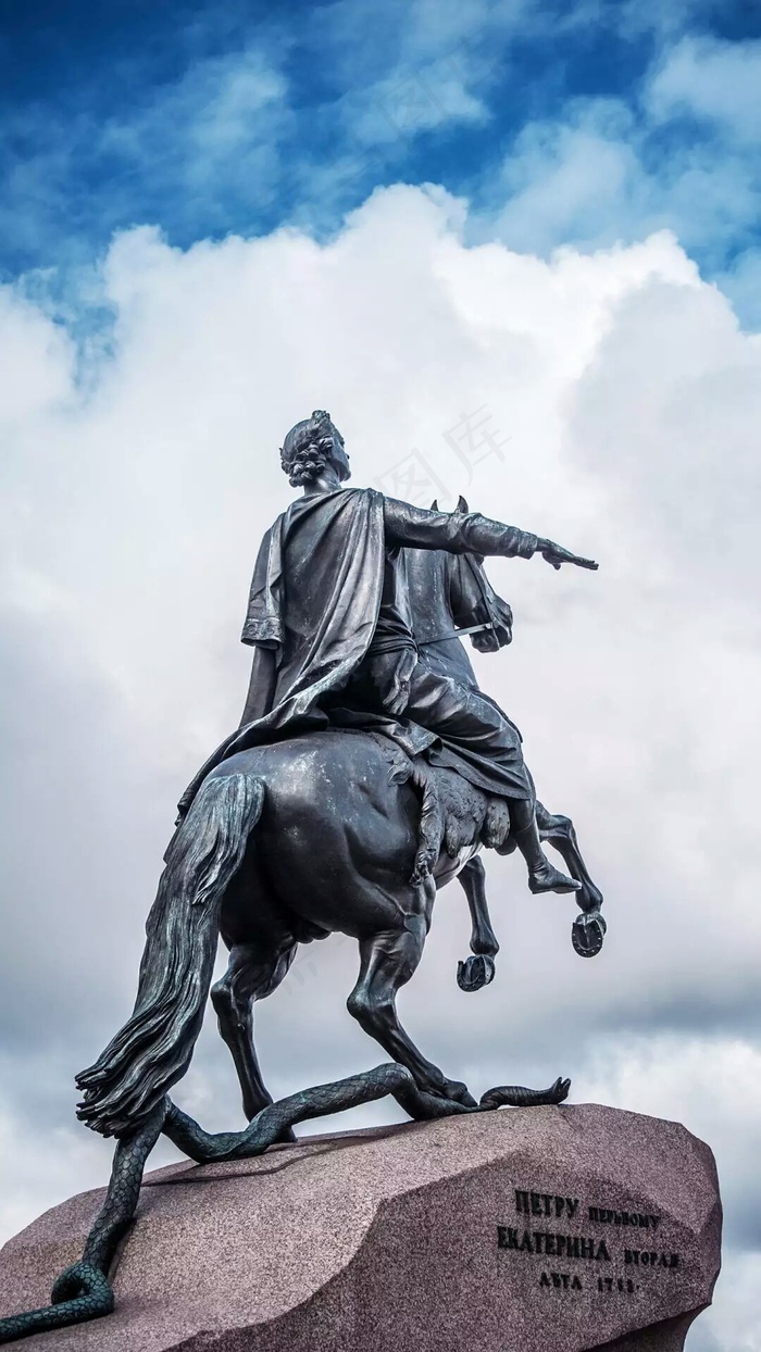 骑着马的雕塑高清摄影图片