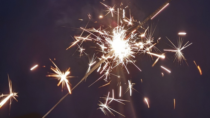 本素材作品名称为蓝紫色仙女棒烟花唯美摄影图片,素材编号是1502595