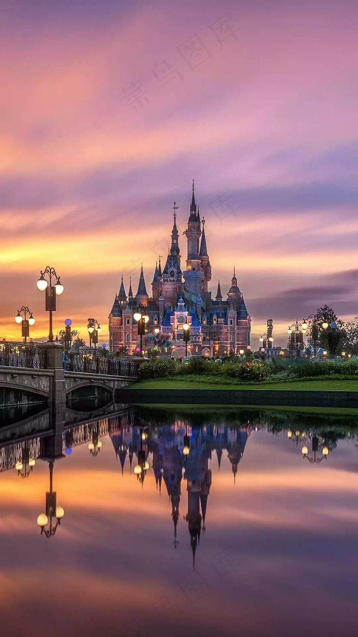 本素材作品名称为夕阳下的迪士尼乐园高清摄影图片,素材编号是1256702