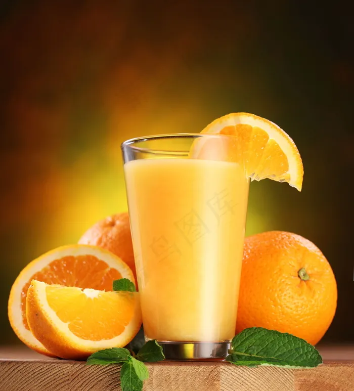 木板上的果汁与橙子图片