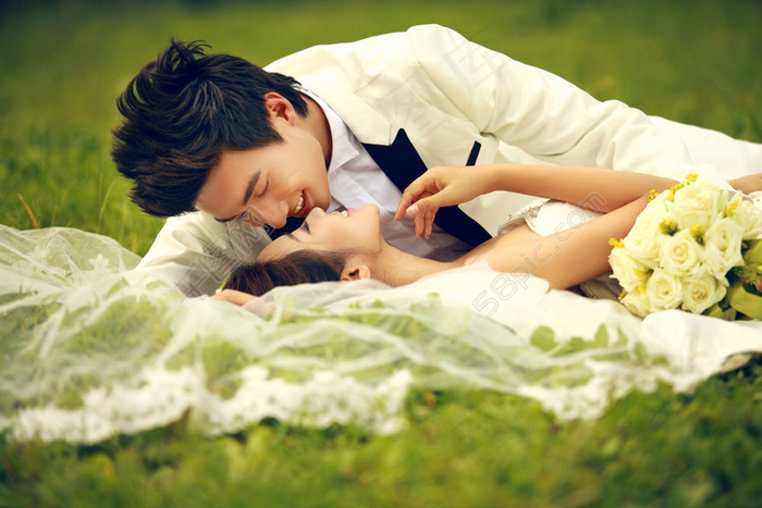 情侣躺在草地上的图片图片