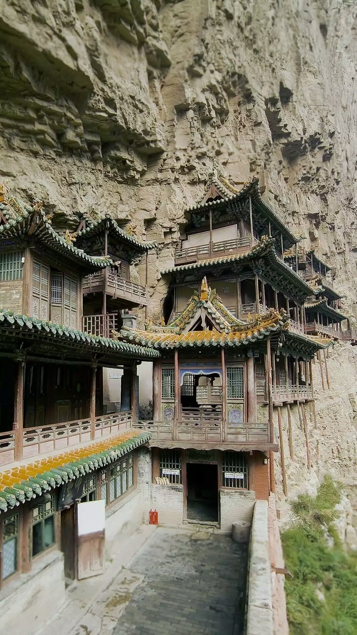 石壁上的古建筑高清摄影图片 - 菜鸟图库