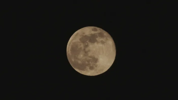 黄色的月亮在晚上股票视频 视频免费...