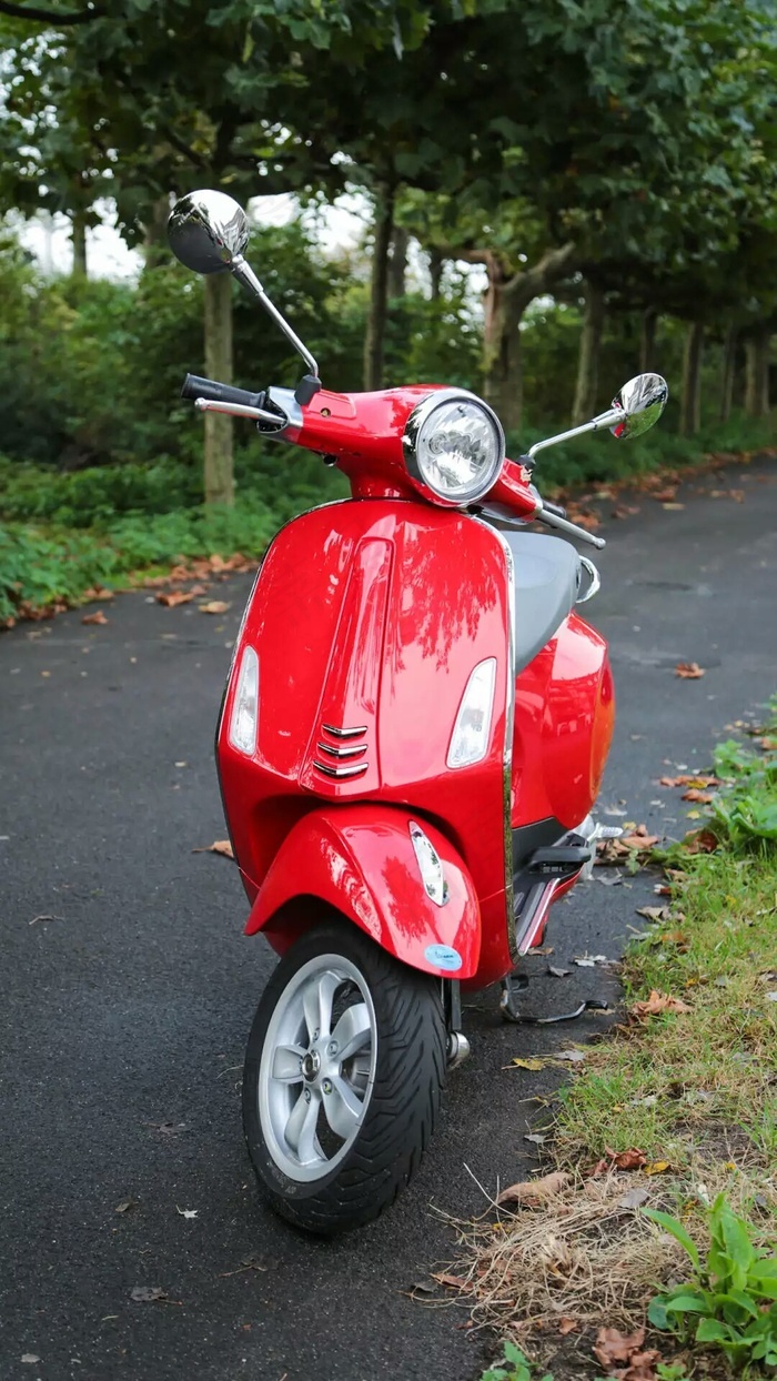 红色电动车高清摄影图片