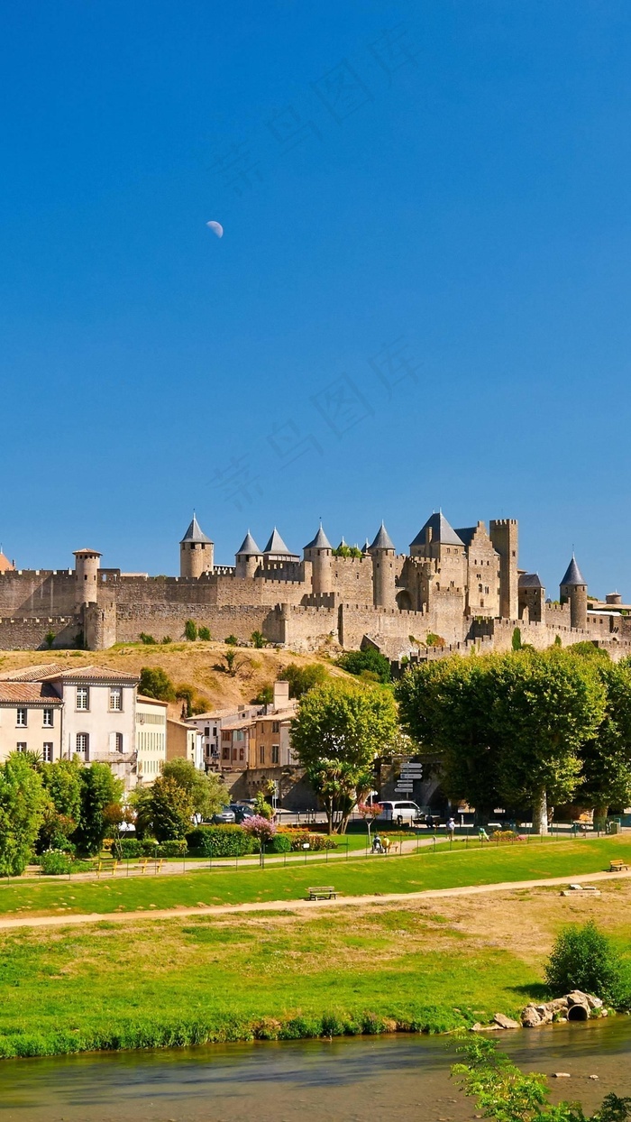 蓝色天空月亮下的城堡高清摄影图片