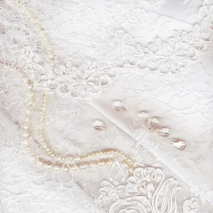 珍珠项链与婚纱背景图片