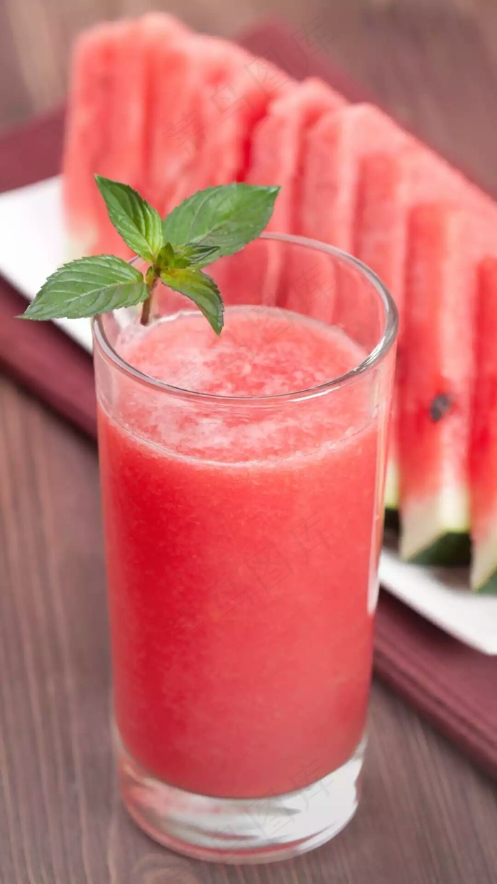 玻璃杯装着的西瓜汁高清摄影图片 - 菜鸟图库