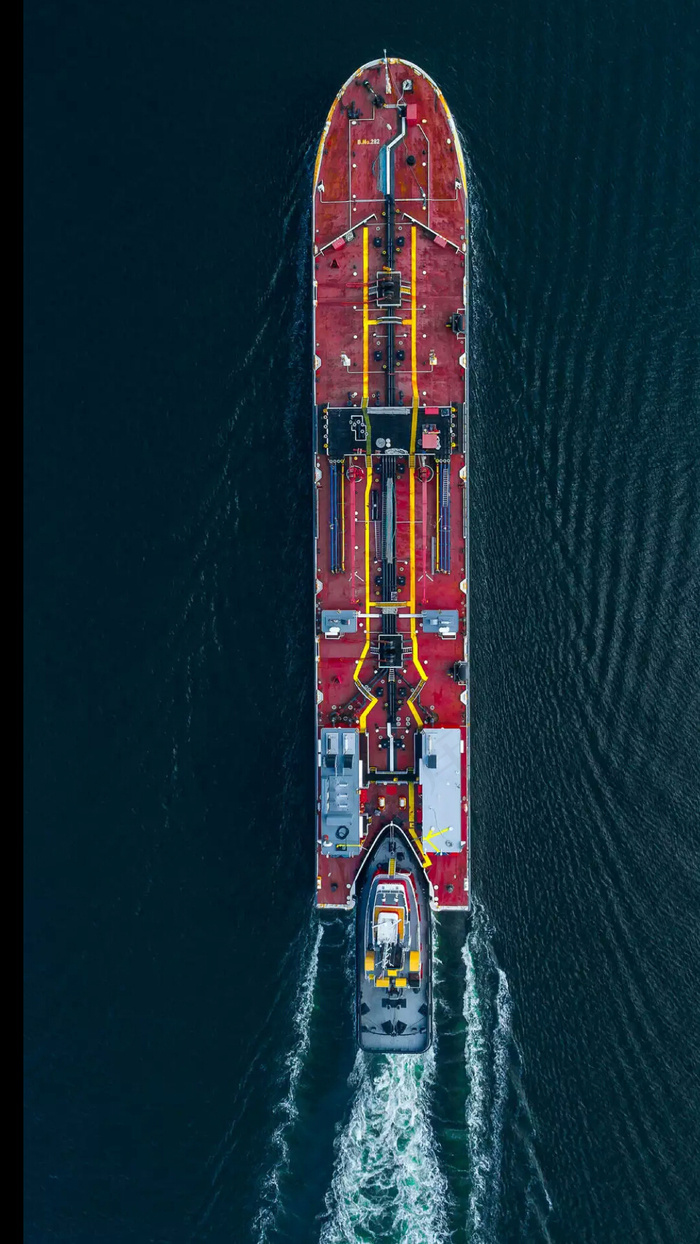 俯拍船只前行高清摄影图片