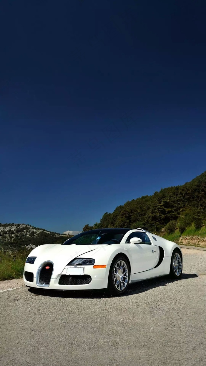 停在公路上的白色跑车高清摄影图片