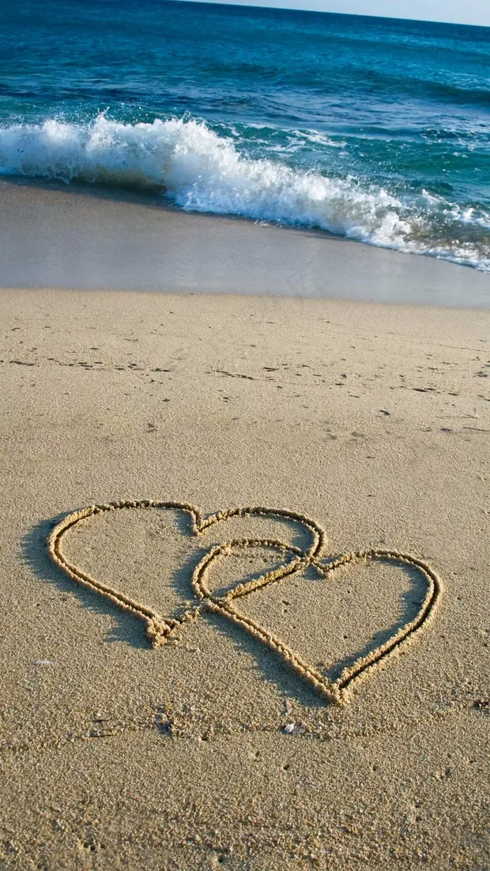 沙滩上的爱心图案高清摄影图片