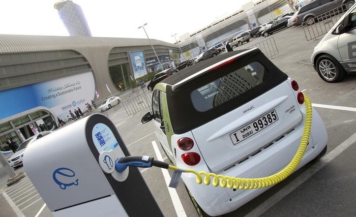 给奔驰电动车充电图片