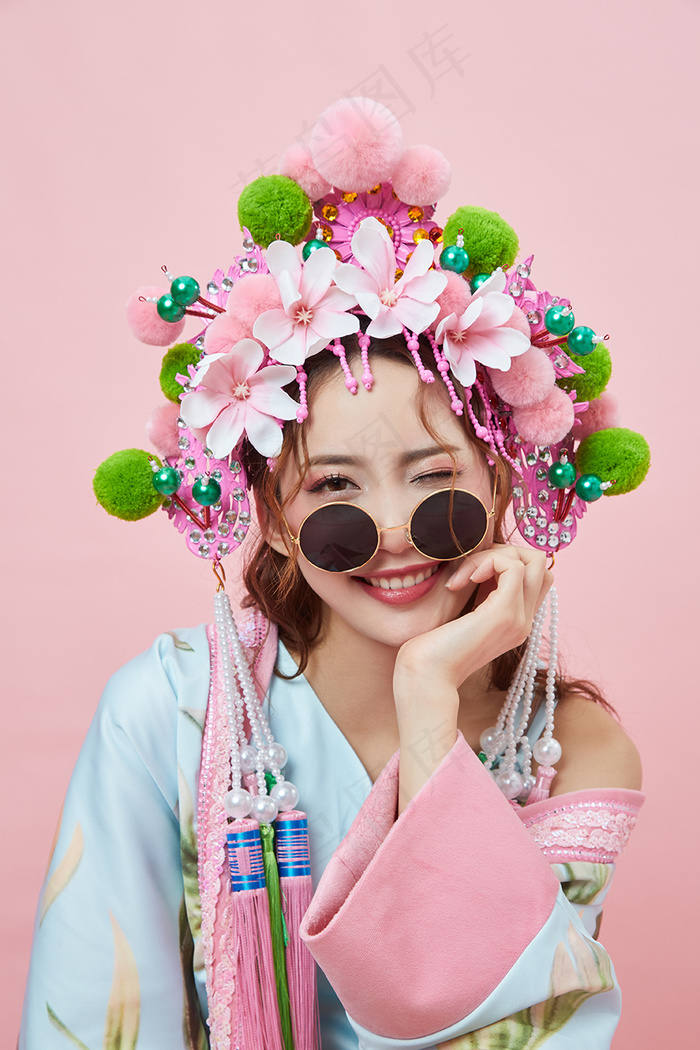 国潮华冠头饰中国风美女眨眼写真