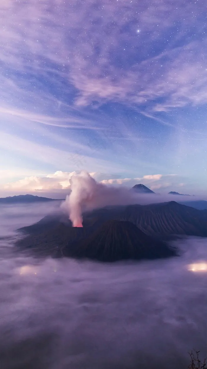 蓝天白云下的火山高清摄影图片