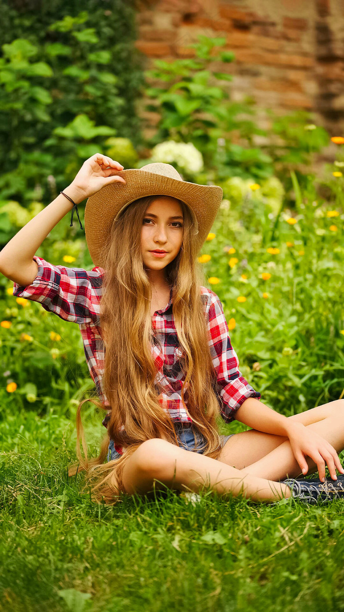 带草帽的女孩高清图片