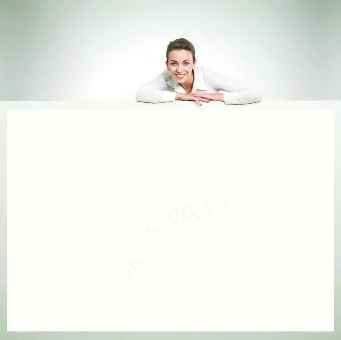 空白广告牌上的女性白领图片