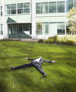 一个人躺在草地上28801620px300dpipsd模版下载