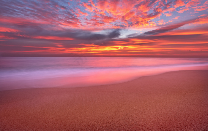 高清绚丽云霞海边黄昏图片