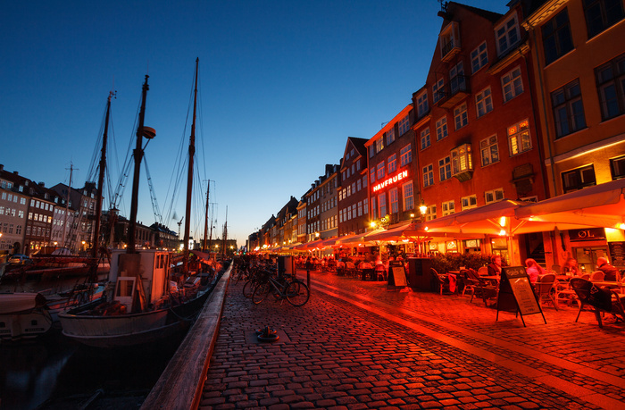 街道夜景摄影都市夜景阳朔西街轿车新港