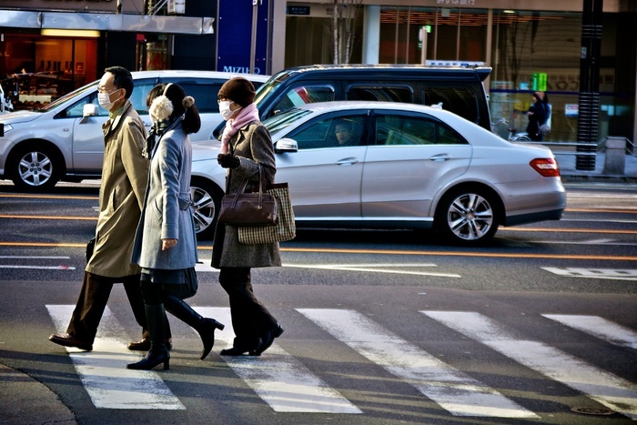 轿车城市街道人行横道线人物特写suv银座