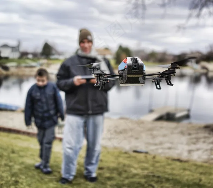 武器,射击训练,合照,战术训练,情侣,鹦鹉AR.Drone 2.0图片