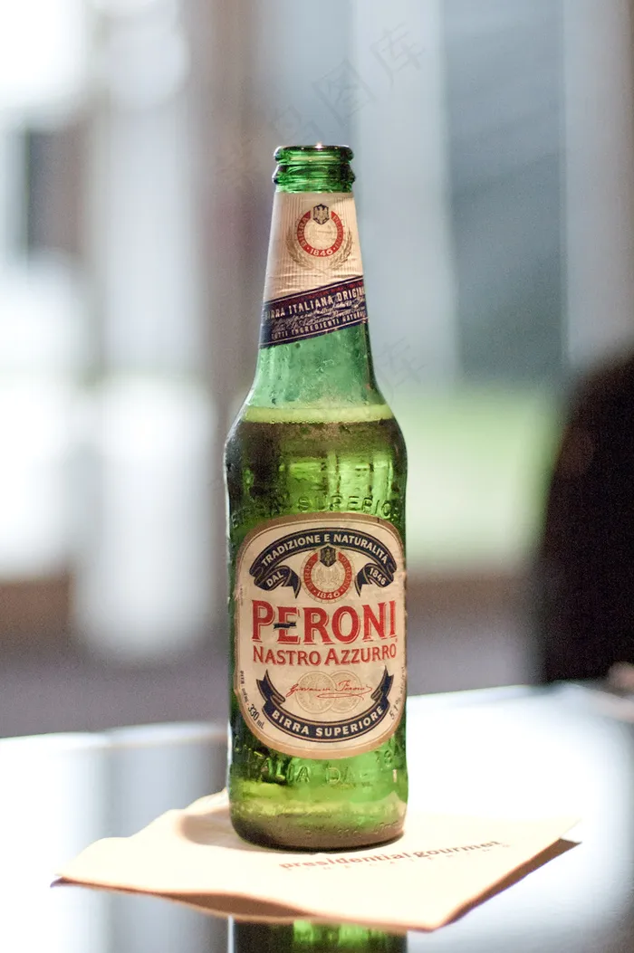 啤酒,啤酒瓶,黄河啤酒,果啤,青岛啤酒,我星期五下午喜欢那瓶啤酒。 LG 2012春季时装周-0031-PERONI Nastro Azzurro