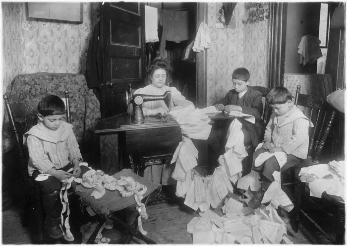为坎贝尔的孩子们在肮脏的公寓里做洋娃娃。大约12岁的大男孩在母亲不使用机器时操作机器。 1912年3月，纽约市