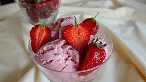 草莓,红色草莓,冰激凌,蛋糕,甜品,草莓冰淇淋