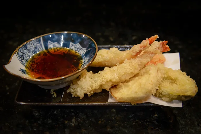 天麸罗,天妇罗,螃蟹,菜肴,蛋糕,本津寿司的Nigiri午餐（11.95美元）