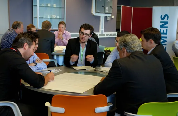 教室,小组会议,屏幕截图,合照,商务洽谈,西门子PLM软件学术活动英国