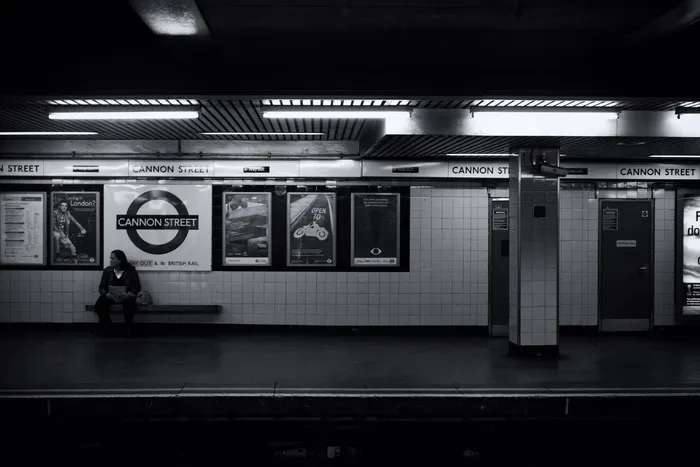 一个人，伦敦，地铁，火车