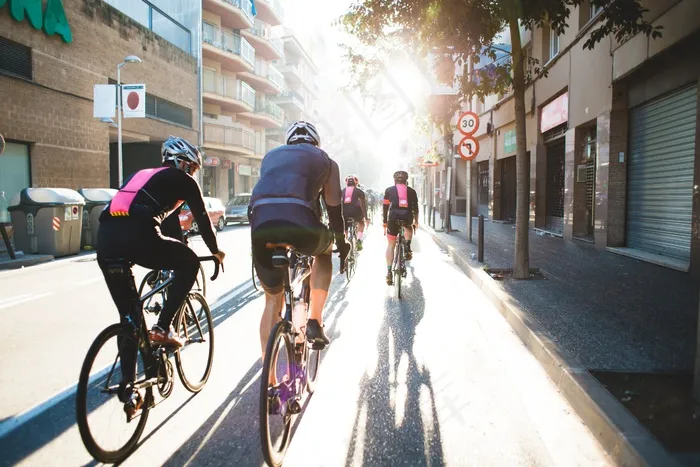 行动，运动，骑自行车，自行车，骑自行车，城市，通勤，骑自行车，骑自行车的人，运动，集团，健康，户外，人，骑，街，运输，旅行，城市