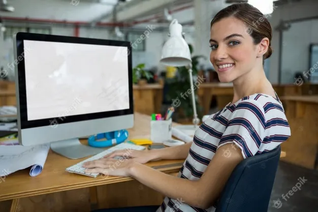 微笑的女性平面设计师在电脑上工作