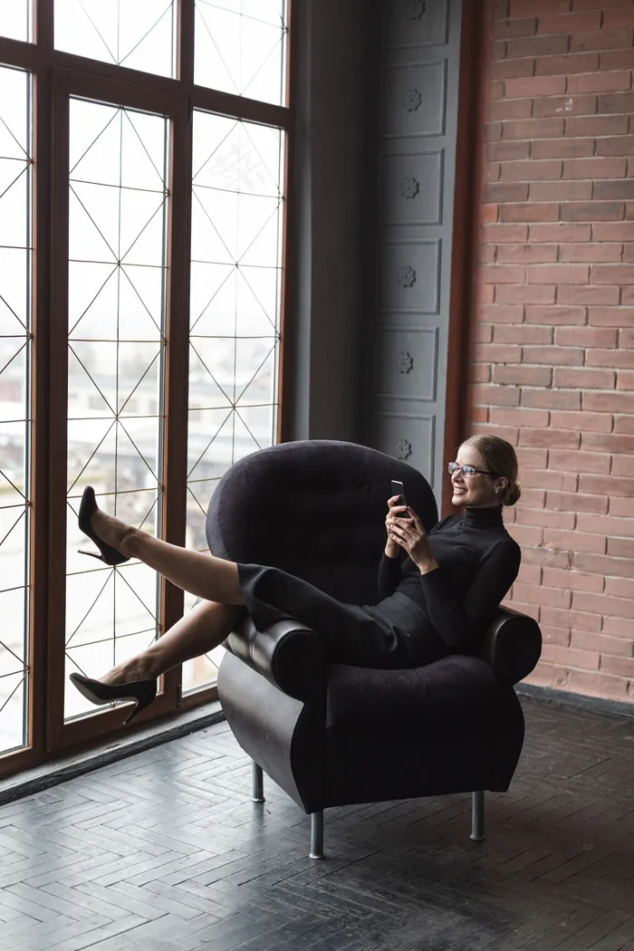 沙发上的现代女性使用手机