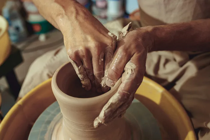 制作一个白色粘土罐或花瓶特写。克罗克大师。