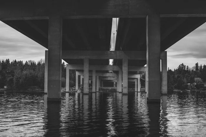 华盛顿州西雅图市水上大桥下方的灰度照片