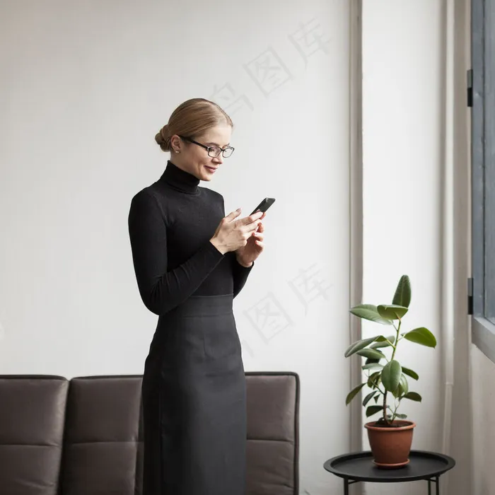 现代女性站着用手机